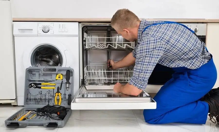 Bornova Panasonic servisi teknisyen ekibi beyaz eşya tamiri yaparken